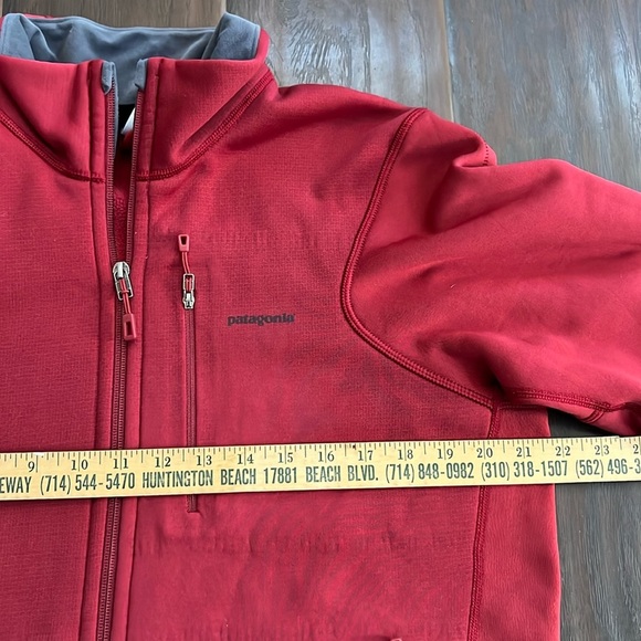 Patagonia full sleeve full zipper jacket men’s size L current size S - a hole - Picture 7 of 10